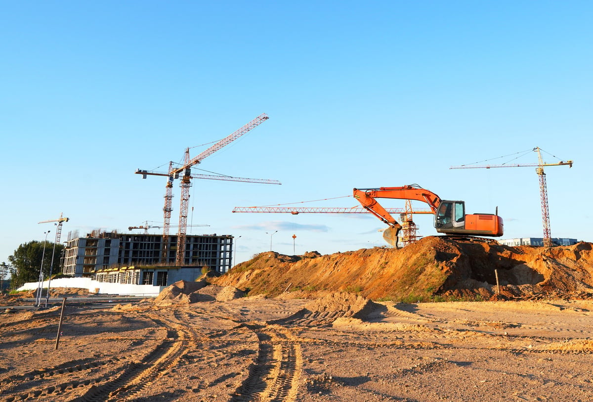 Cantiere moderno con gru