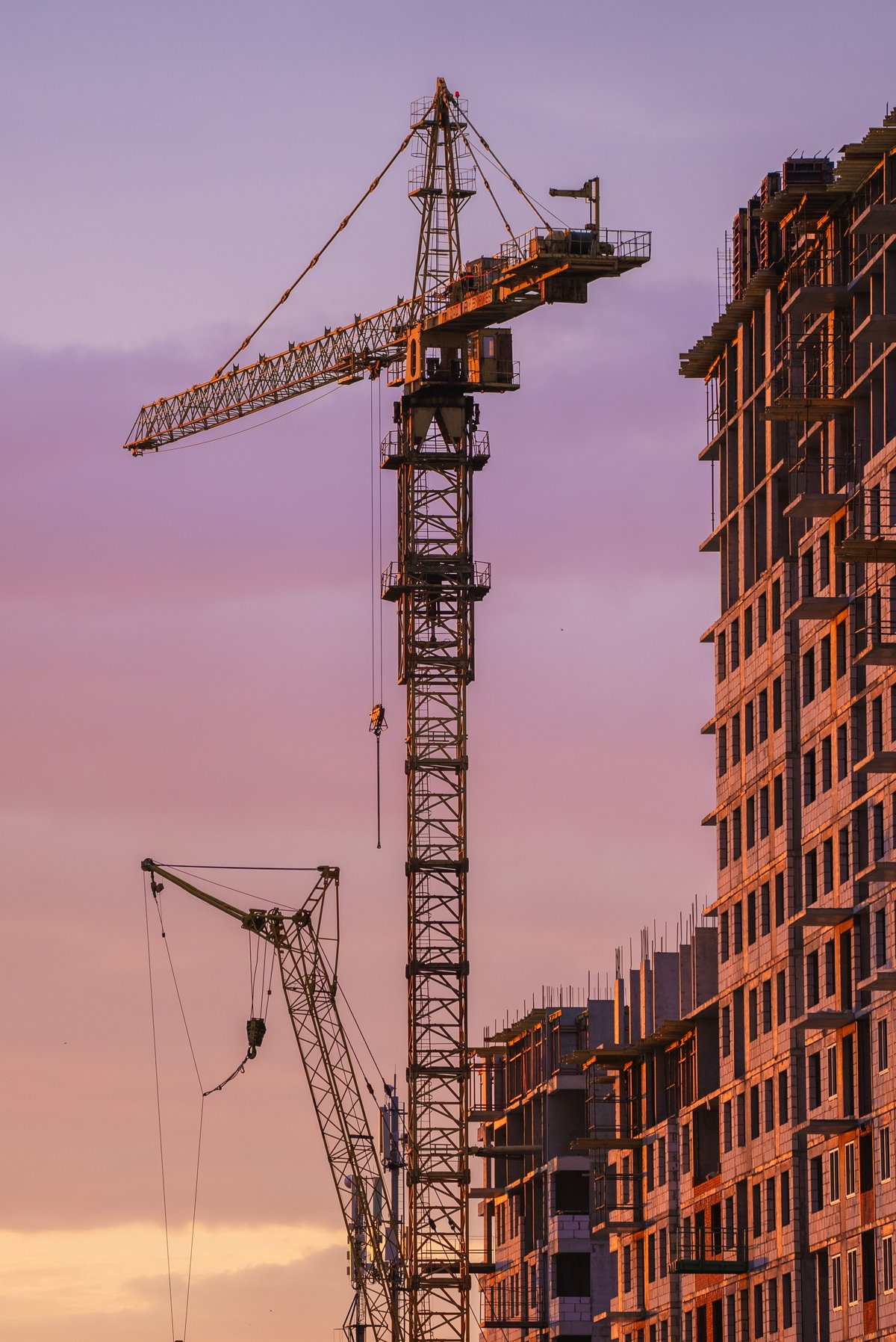 Palazzo in costruzione al tramonto