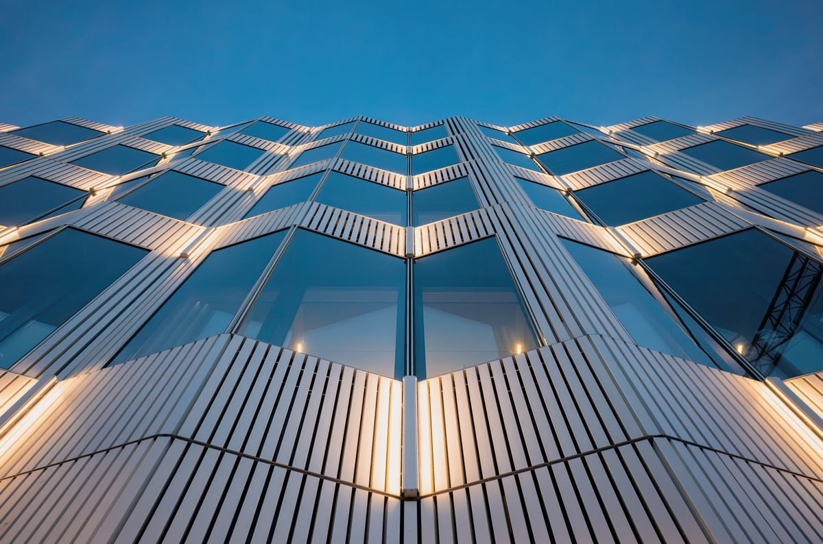Edificio moderno al tramonto
