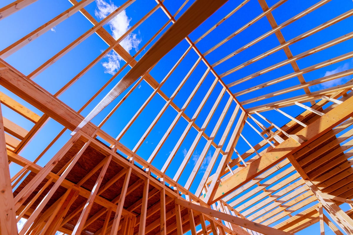 Operai al lavoro su travi in legno